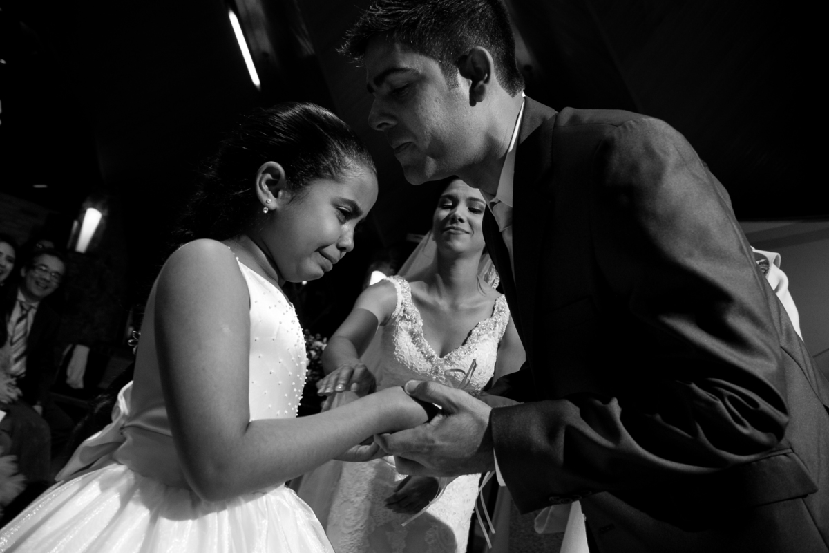 daminha chora ao entrar na igreja