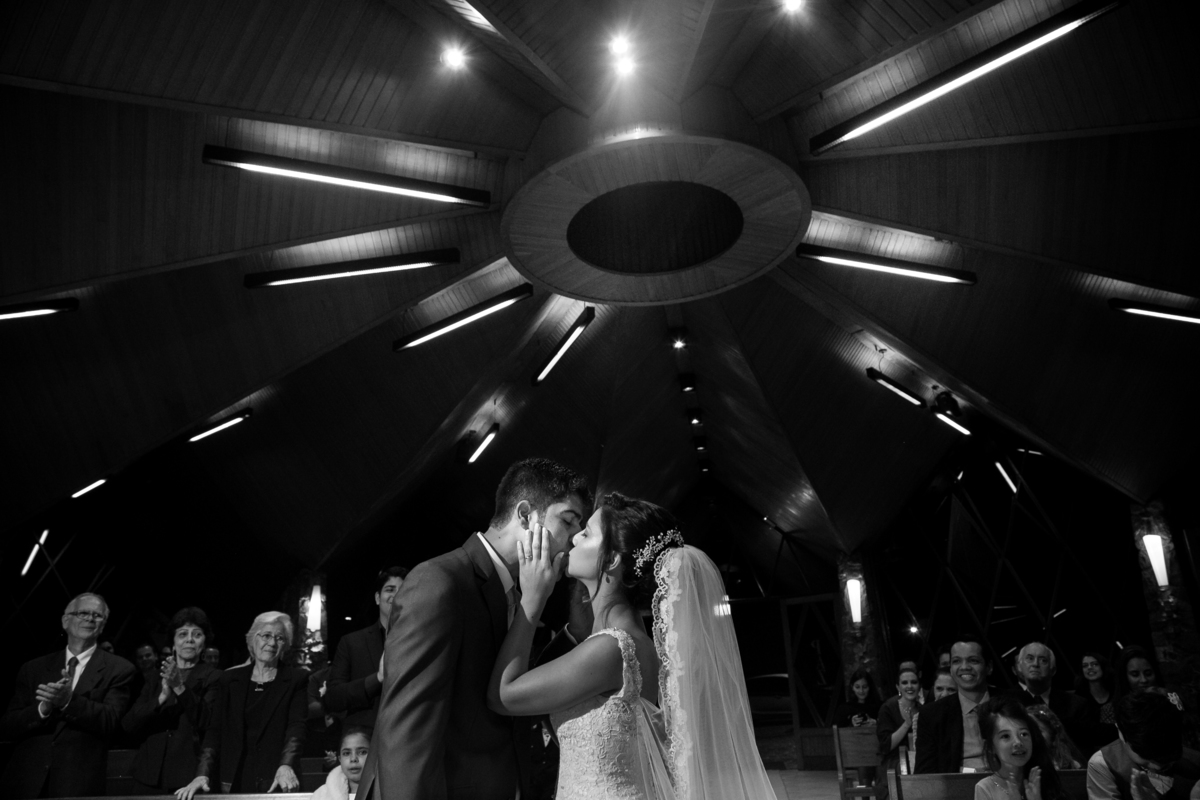 beijo dos noivos em cerimônia religiosa igreja católida