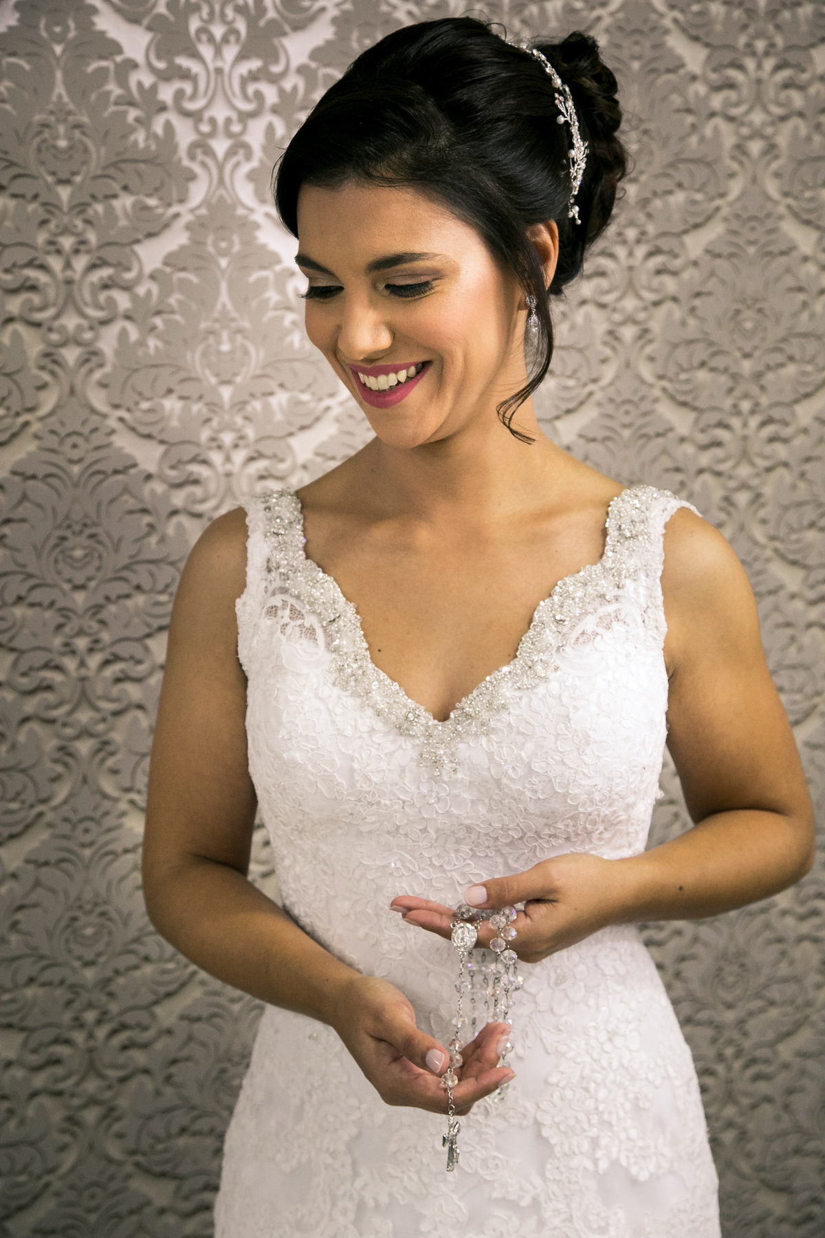 noiva sorri ao se ver vestida de noiva