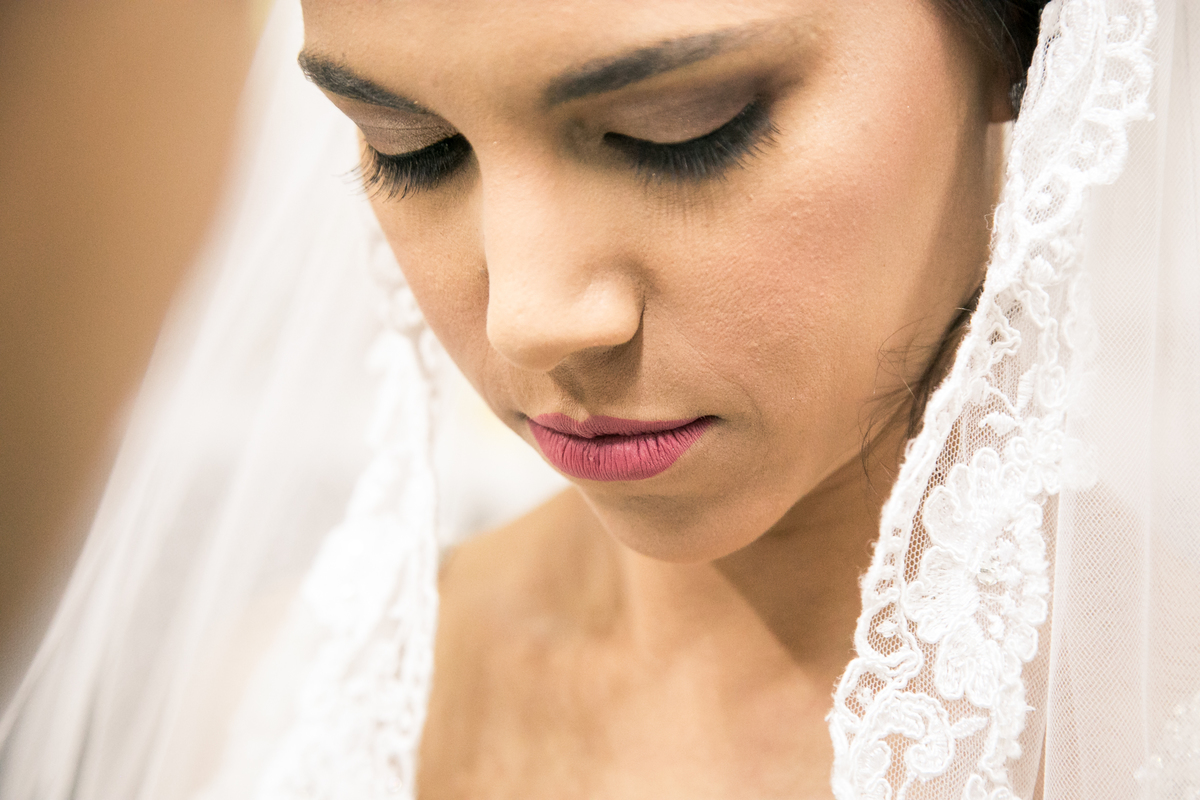 rosto sereno de noiva com mantilha