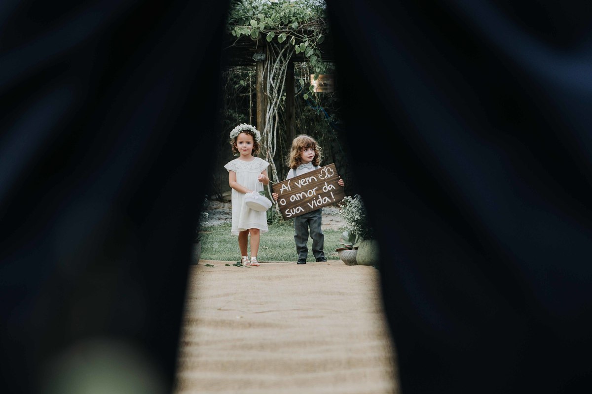 pajens entrando com plaquinha