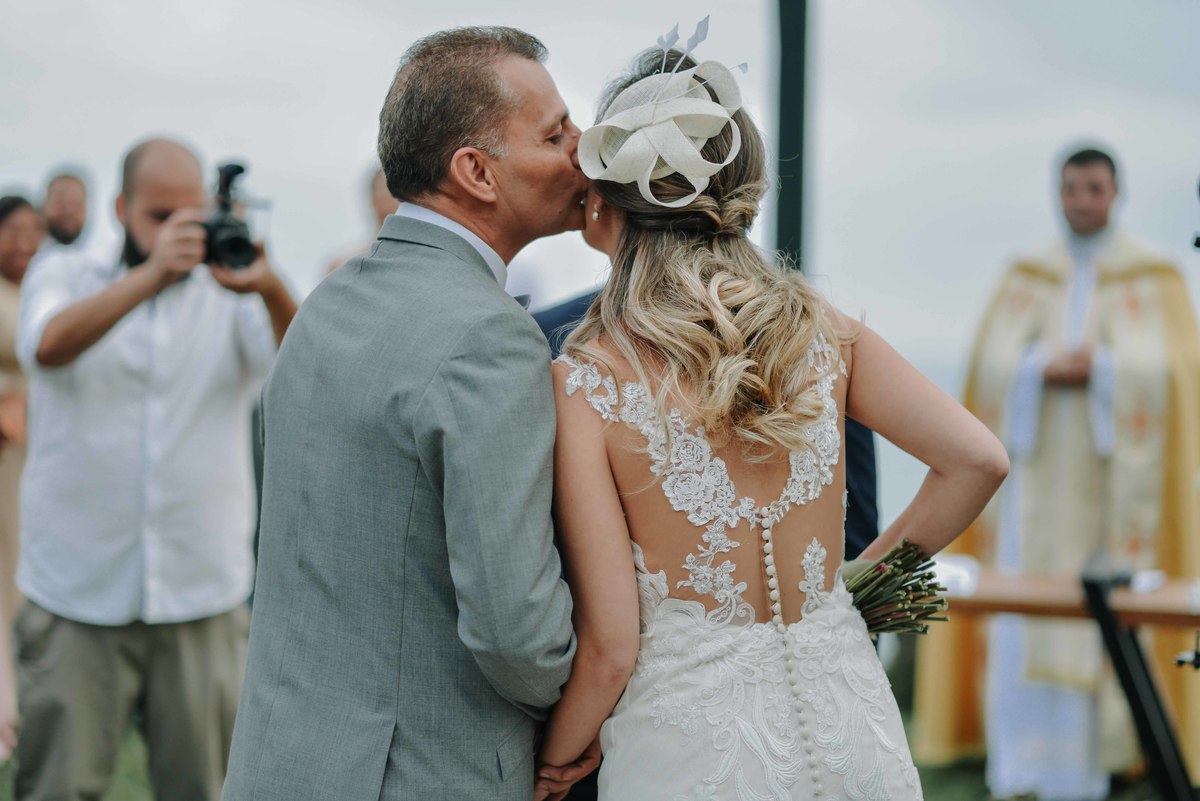 pai entrega a filha no altar - casamento na praia por Luiz Mazinho