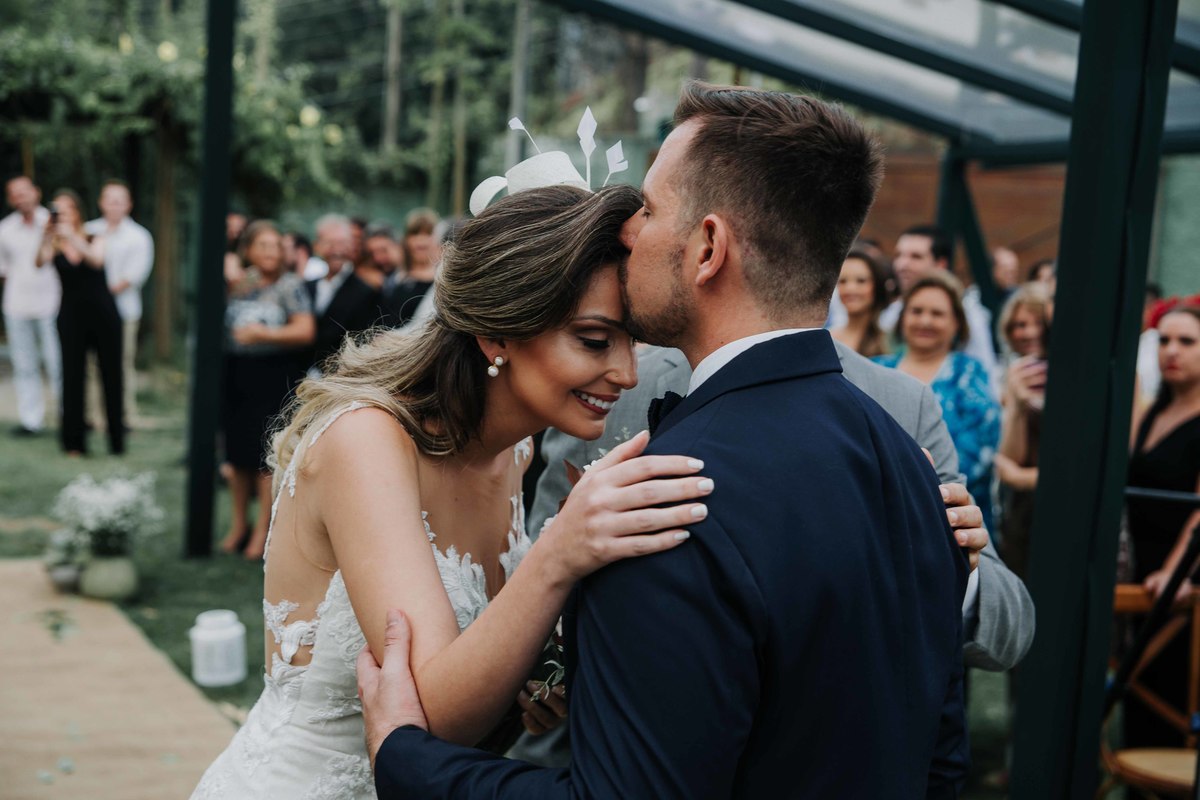 noivo recebendo a noiva no altar por luiz Mazinho Fotografo