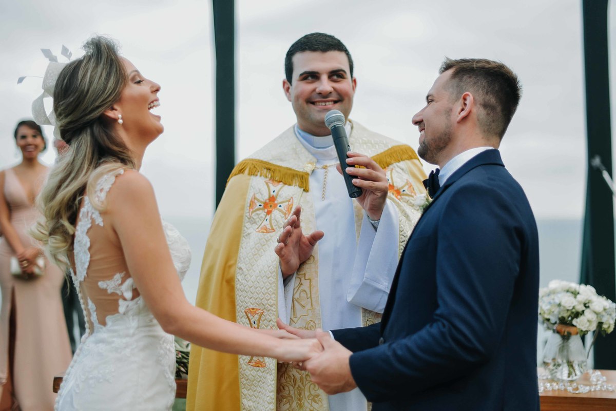 Noivos no altar - fotografia espontânea e alegre