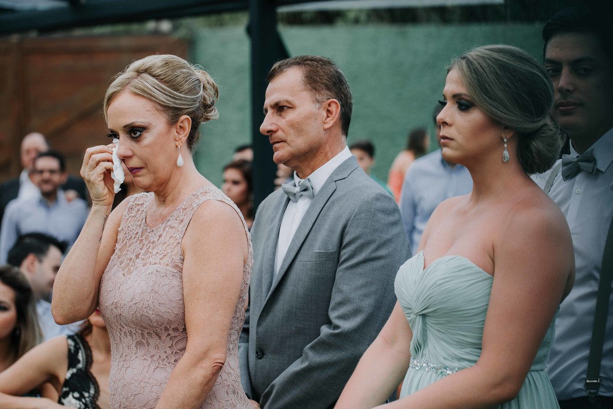 Mae emocionada na cerimonia de casamento