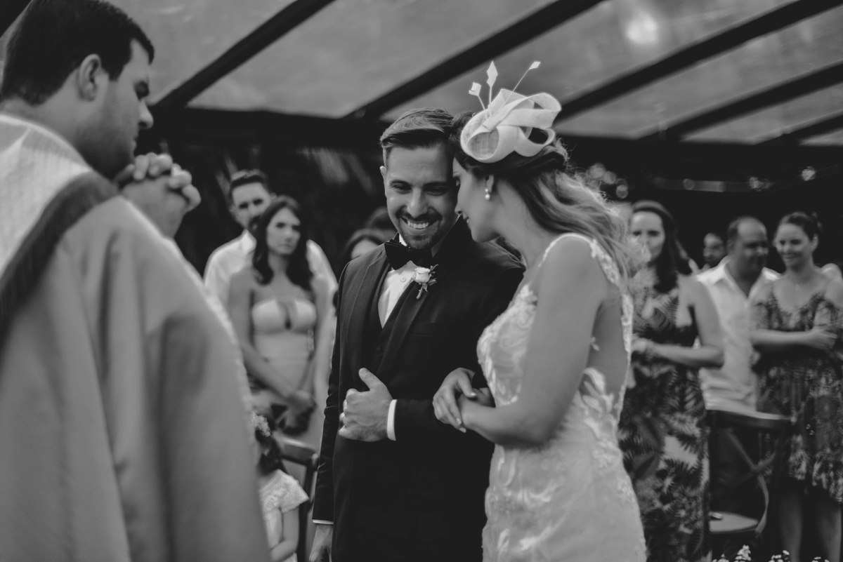 Olhar romântico na cerimonia de casamento na praia