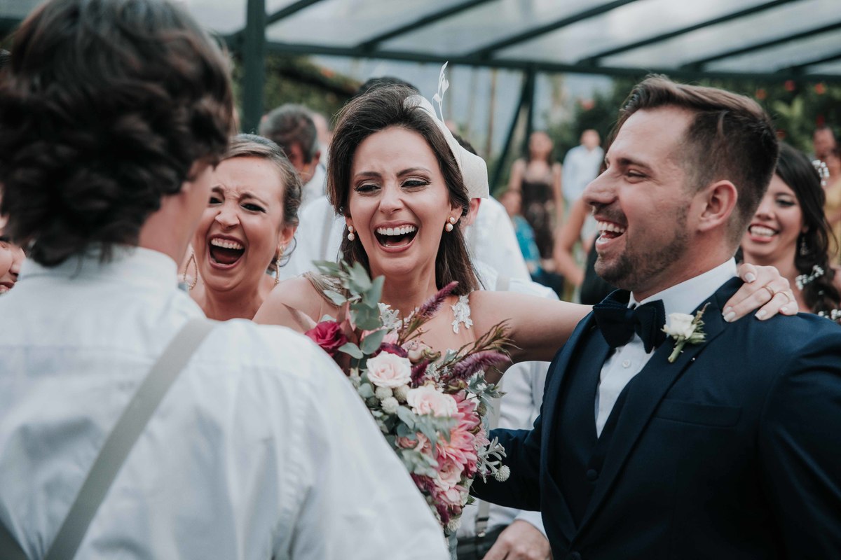 Noiva e noivo na saída da cerimonia 