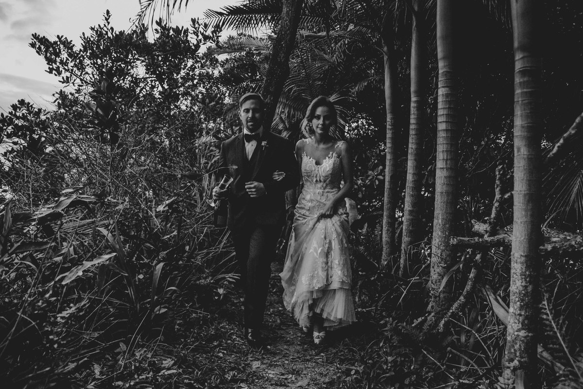 noivos na trilha para ensaio fotografico