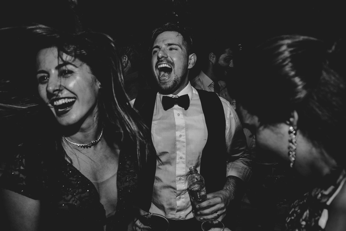 noivo e amigas na balada do casamento