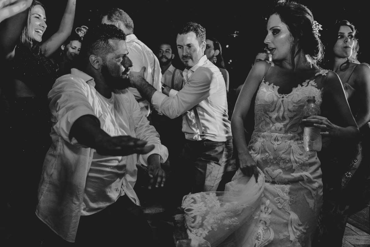 Noiva e amigo na festa de casamento na praia
