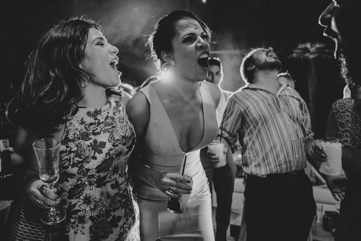 Madrinhas animadas na balada do casamento