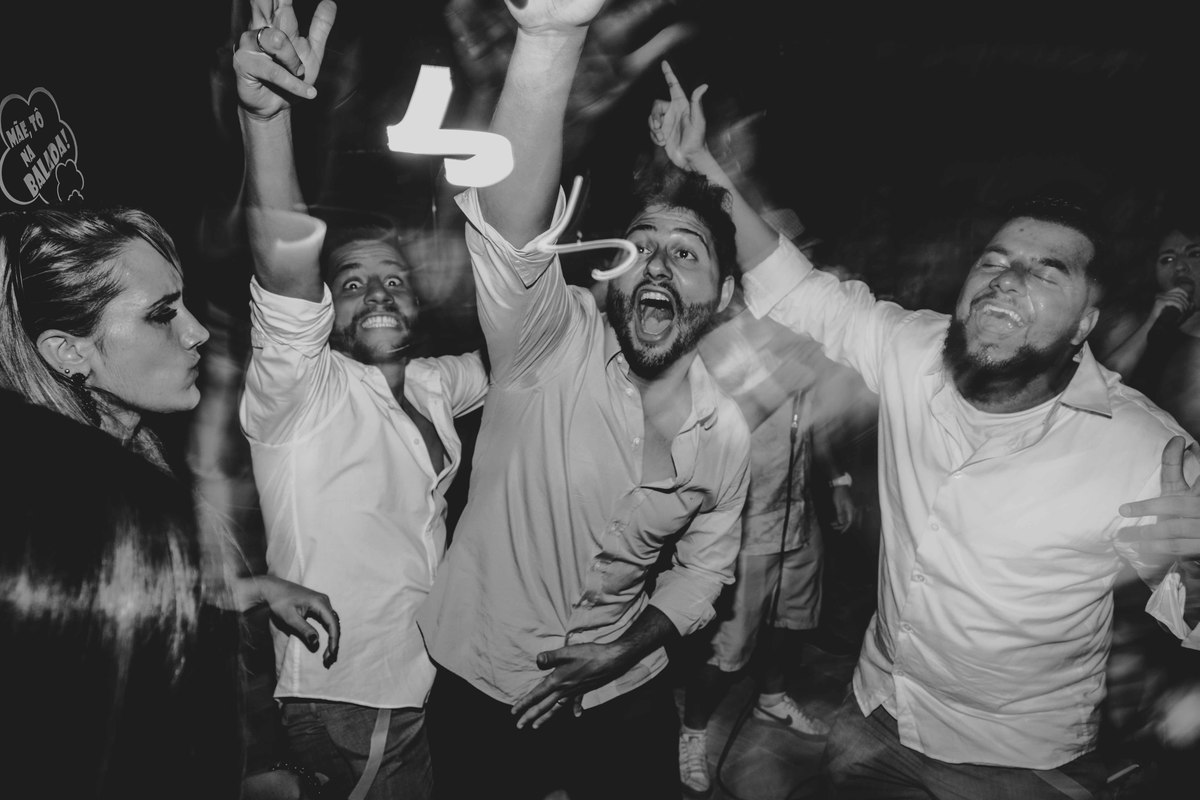 Padrinhos muito animados na festa do casamento