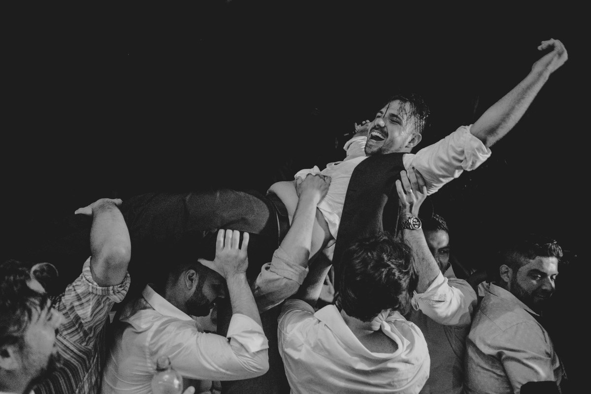 jogando o noivo pra cima na festa do casamento