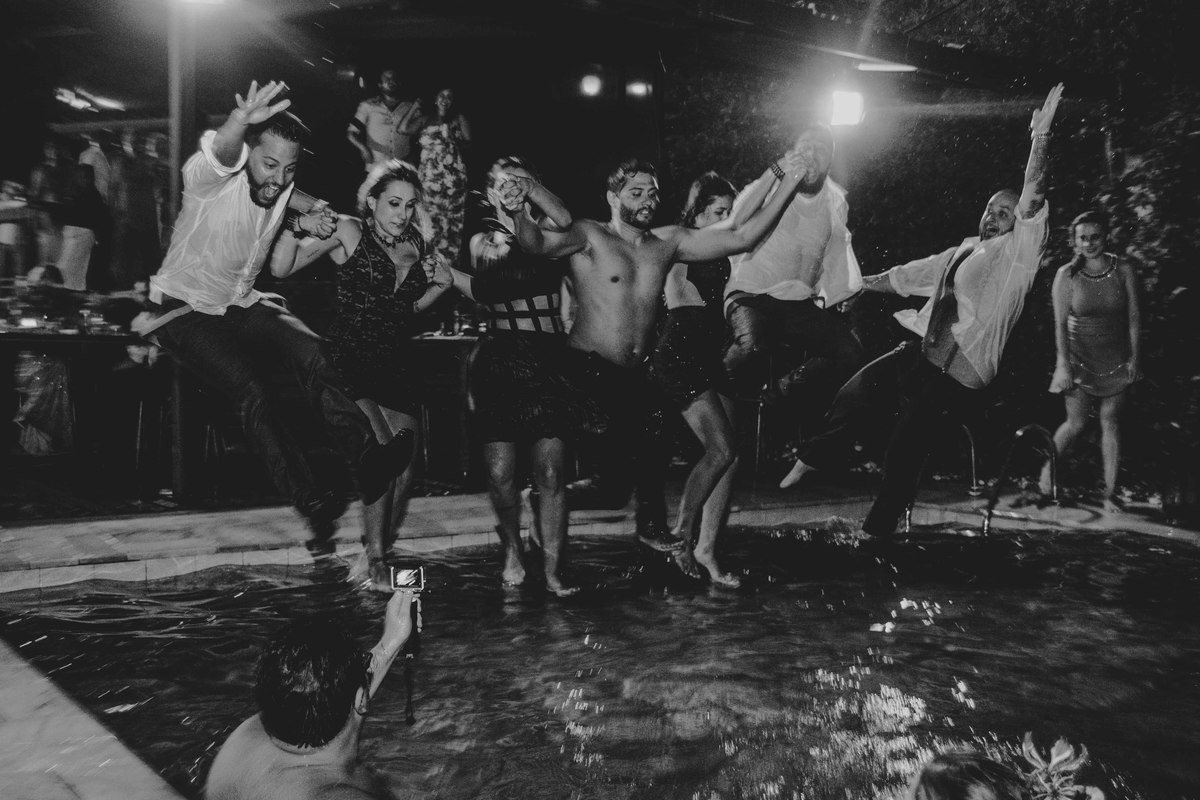 Final da festa e todo mundo pulando na piscina por Luiz Mazinho