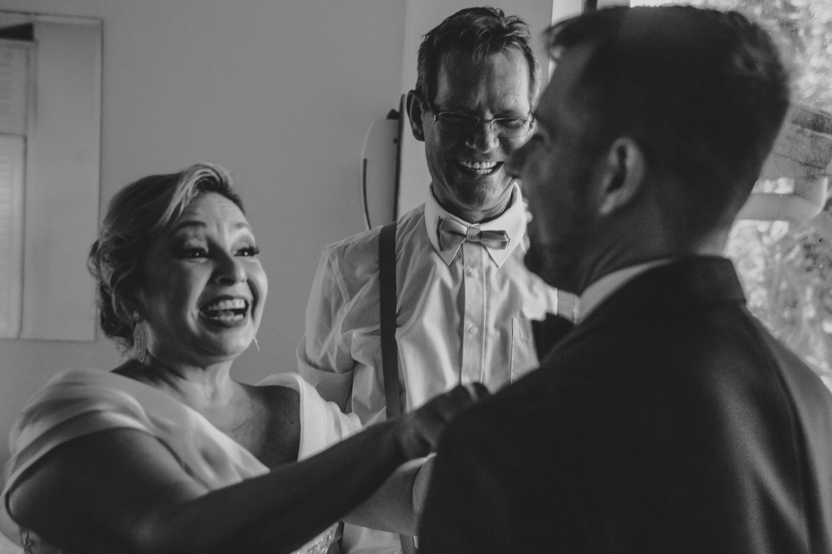 mae do noivo emocionada