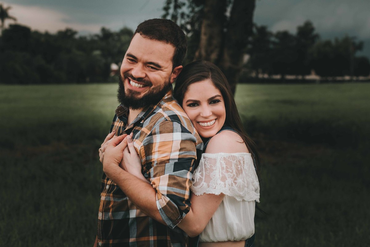 Noivos alegres no ensaio fotográfico em Holambra