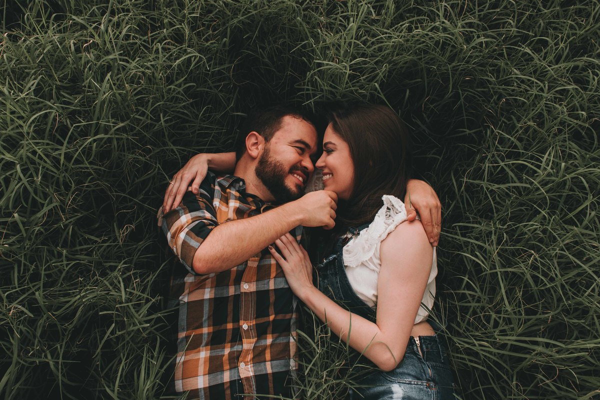 Casal deitados no gramado