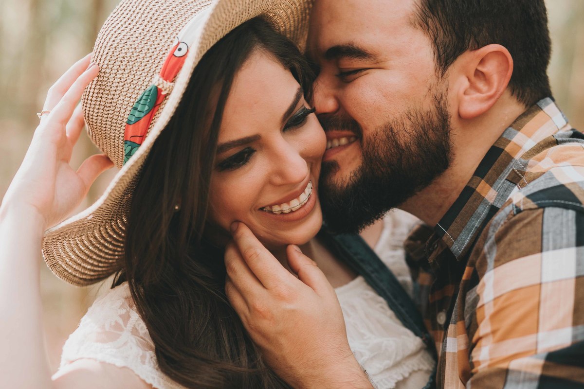Noiva de chapéu no ensaio fotografico