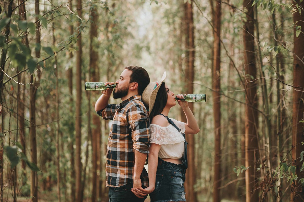 Noivos tomando cerveja Heineken