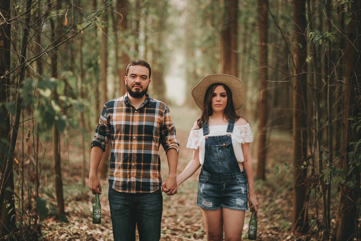 Casal nos eucaliptos com uma Heineken
