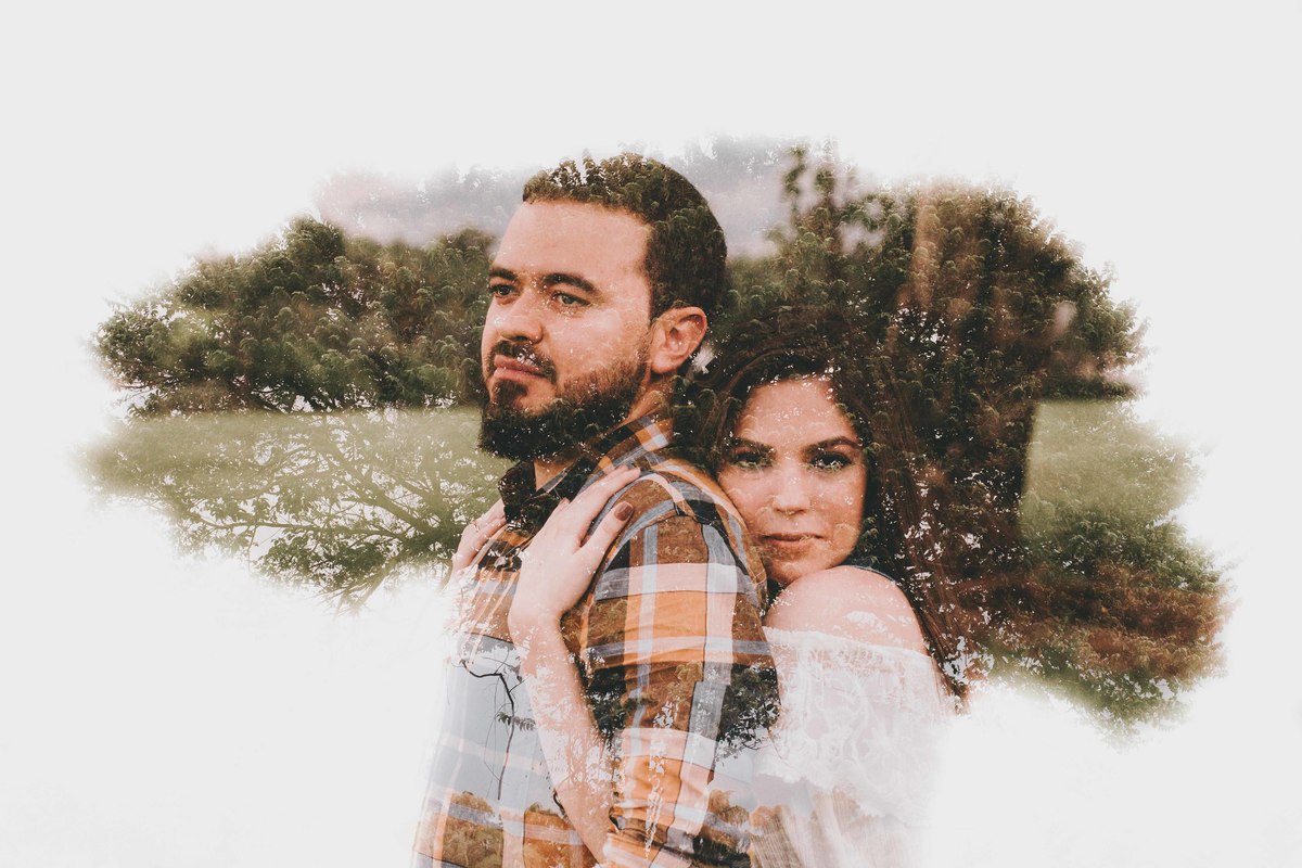 Noiva abraçando forte o noivo