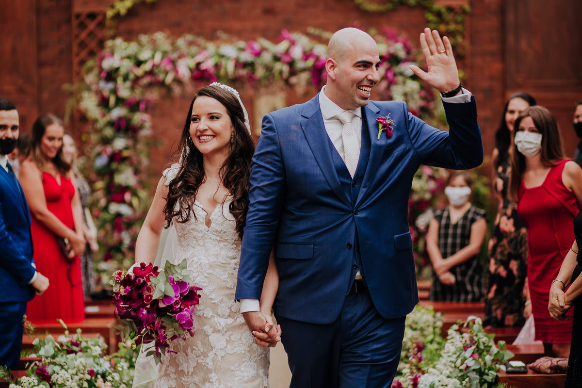 saída dos noivos na cerimonia