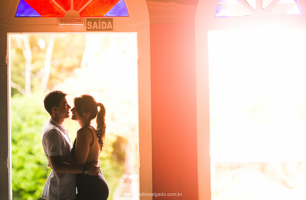 Pensa em um casal divertido, pronto, achou rsrsrs  A Jo e o Samuca são do tipo Eduardo e Monica, ele completa ela e vice-versa que nem feijão com arroz! Fizemos as fotos no Privilege, Juiz de Fora MG. Local que tem tudo haver com a hist&oacu