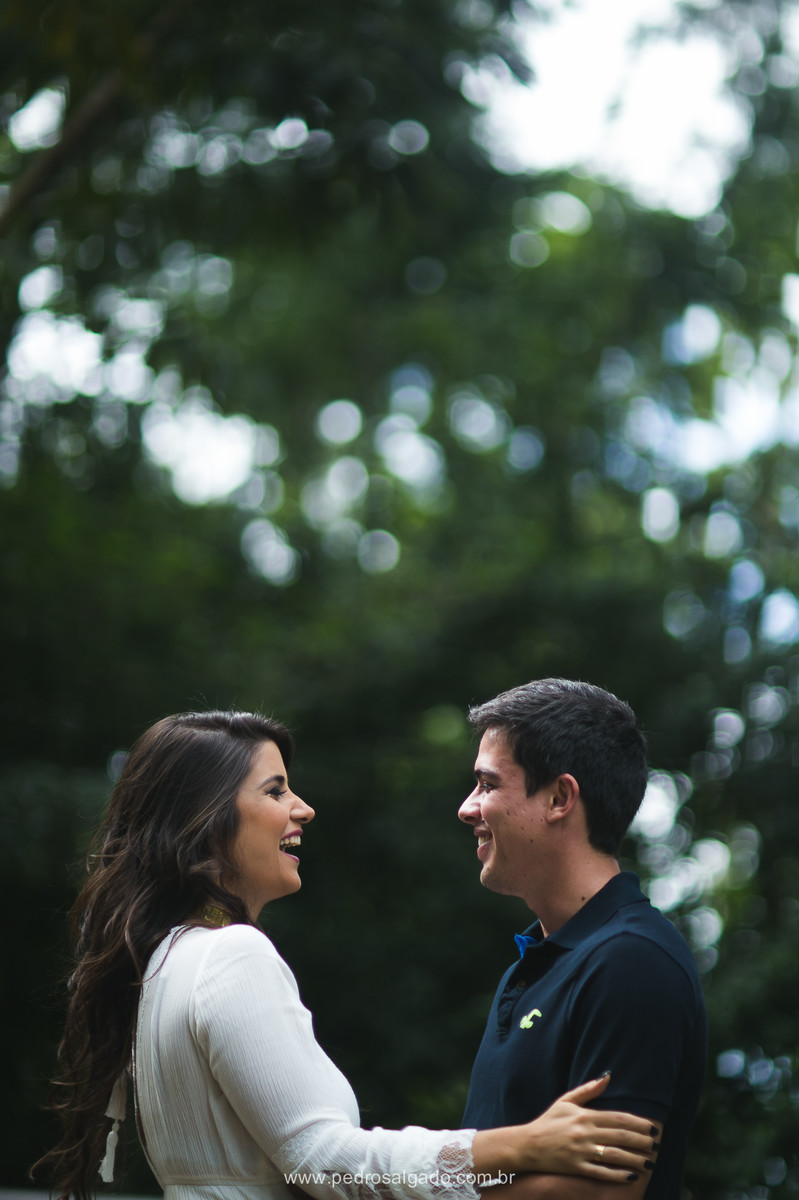 Pensa em um casal divertido, pronto, achou rsrsrs  A Jo e o Samuca são do tipo Eduardo e Monica, ele completa ela e vice-versa que nem feijão com arroz! Fizemos as fotos no Privilege, Juiz de Fora MG. Local que tem tudo haver com a hist&oacu