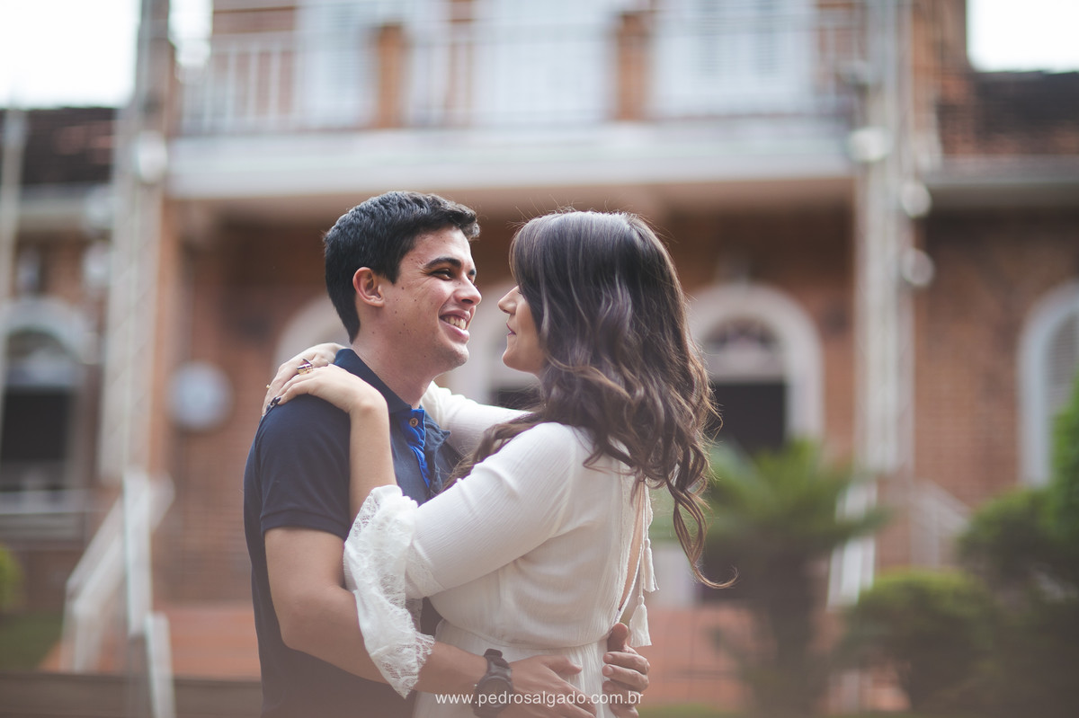 Pensa em um casal divertido, pronto, achou rsrsrs  A Jo e o Samuca são do tipo Eduardo e Monica, ele completa ela e vice-versa que nem feijão com arroz! Fizemos as fotos no Privilege, Juiz de Fora MG. Local que tem tudo haver com a hist&oacu