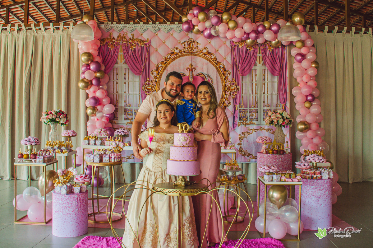 Pose para a Foto de Aniversário de 10 Anos