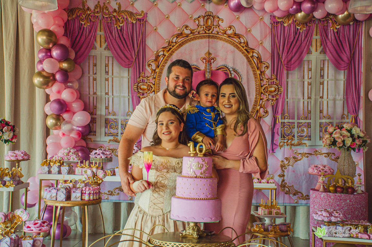 Pose para a Foto de Aniversário de 10 Anos