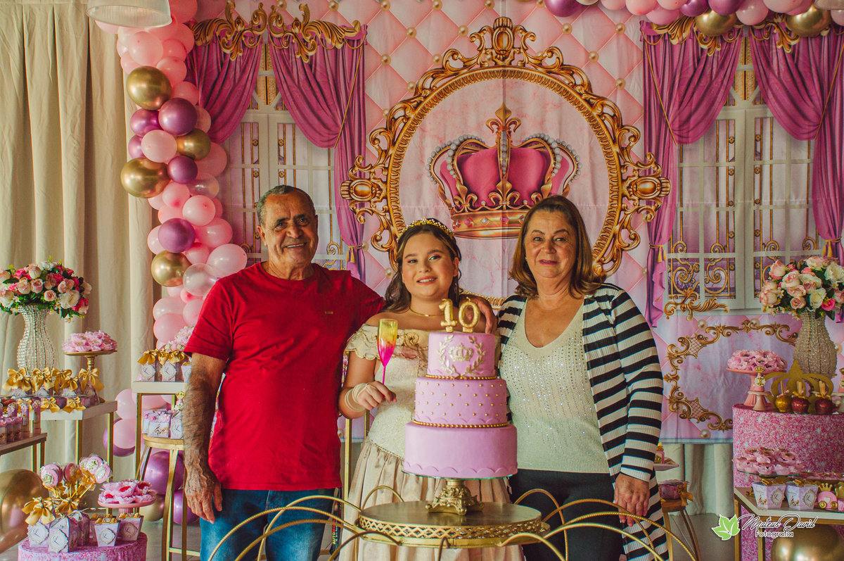 Pose para a Foto de Aniversário de 10 Anos