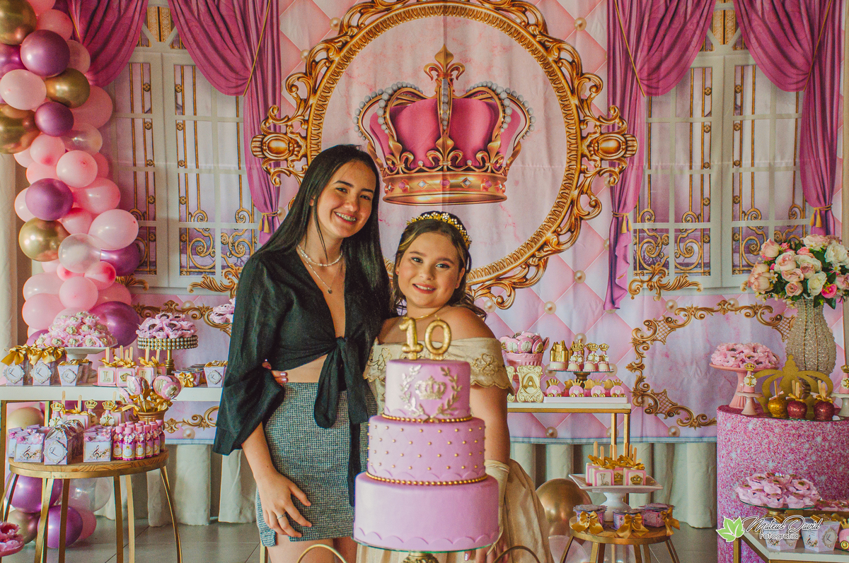 Pose para a Foto de Aniversário de 10 Anos