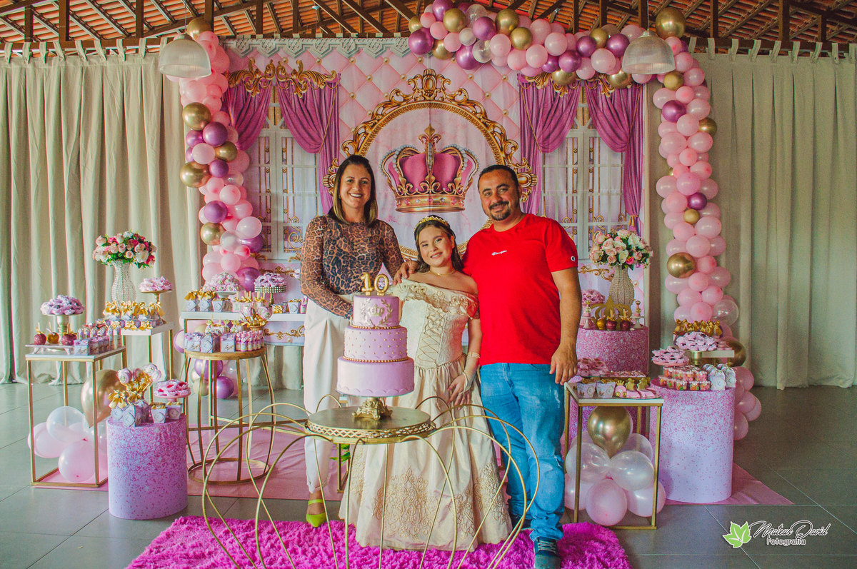 Pose para a Foto de Aniversário de 10 Anos