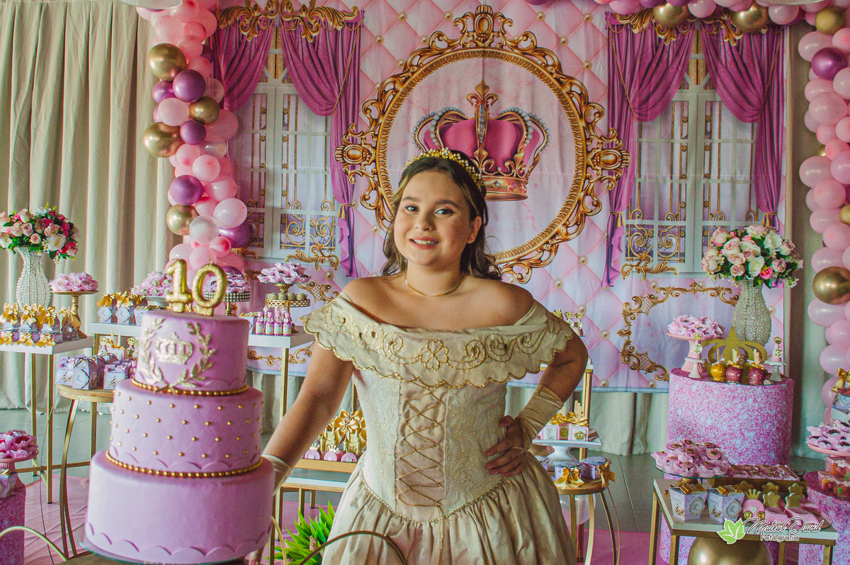 Pose para a Foto de Aniversário de 10 Anos