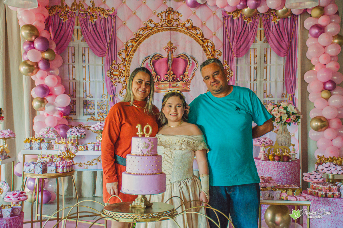 Pose para a Foto de Aniversário de 10 Anos