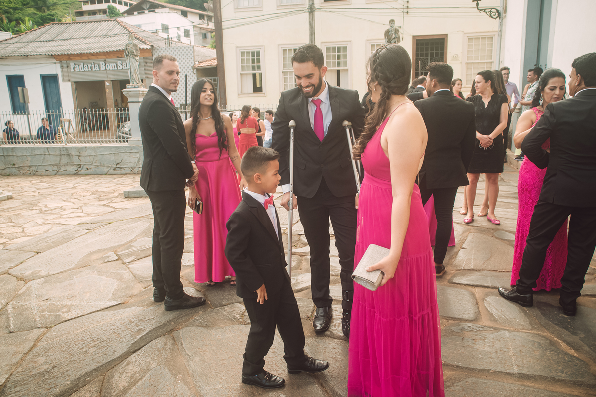 Padrinhos na Porta da igreja