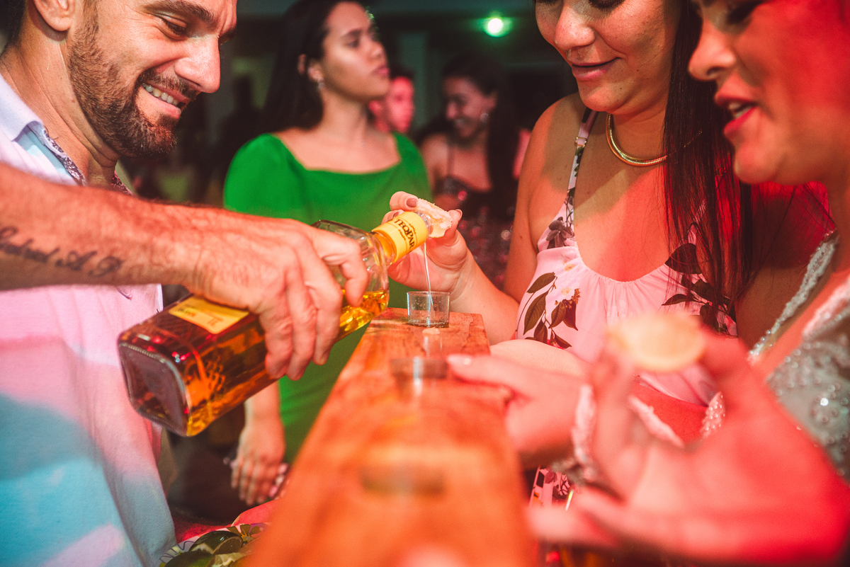 Noiva bebendo com os convidados