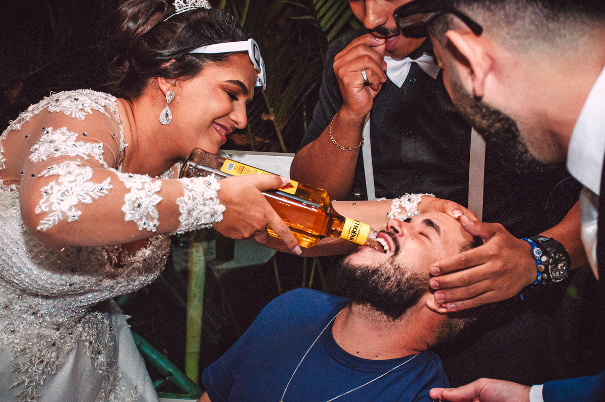 Noiva no bar - Casamento Willian e Aline - Cipotânea - MG