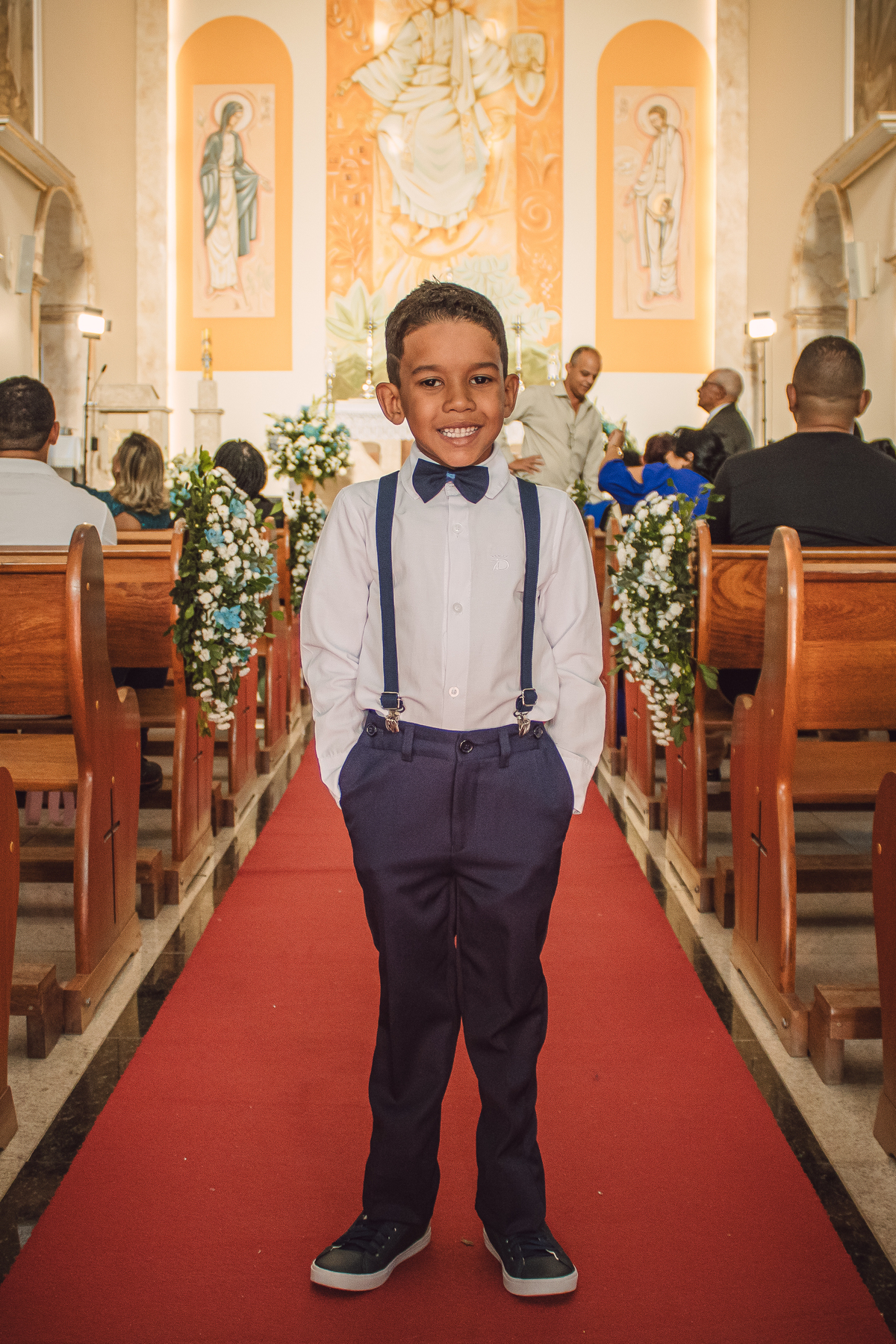 Pajem antes do casamento esperando sua entrada