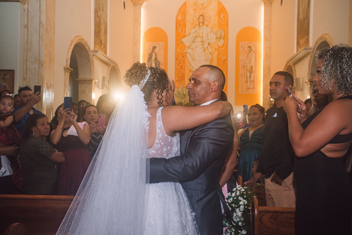 Despedida da noiva com o pai no corredor