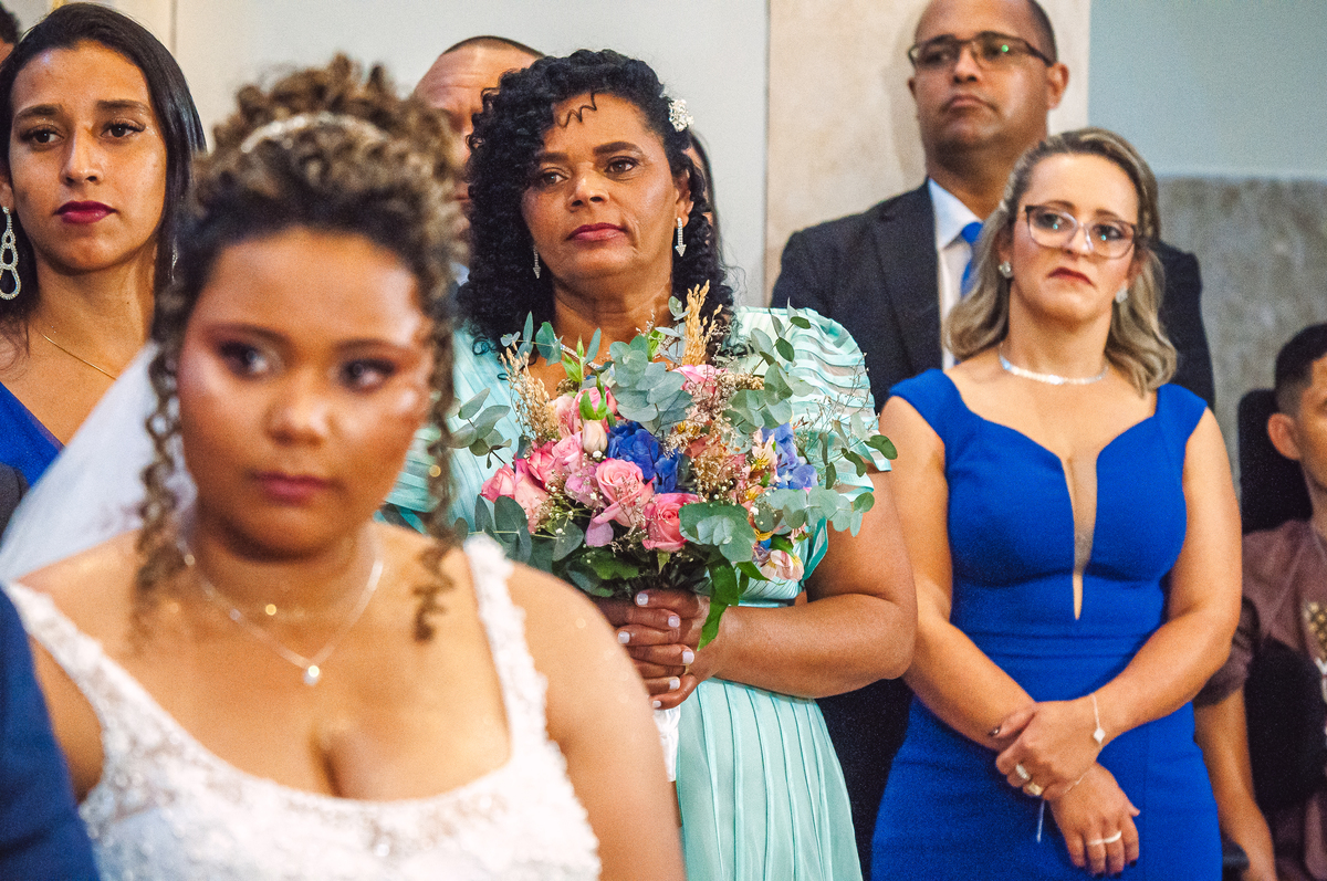 Mãe segundao o buquê 