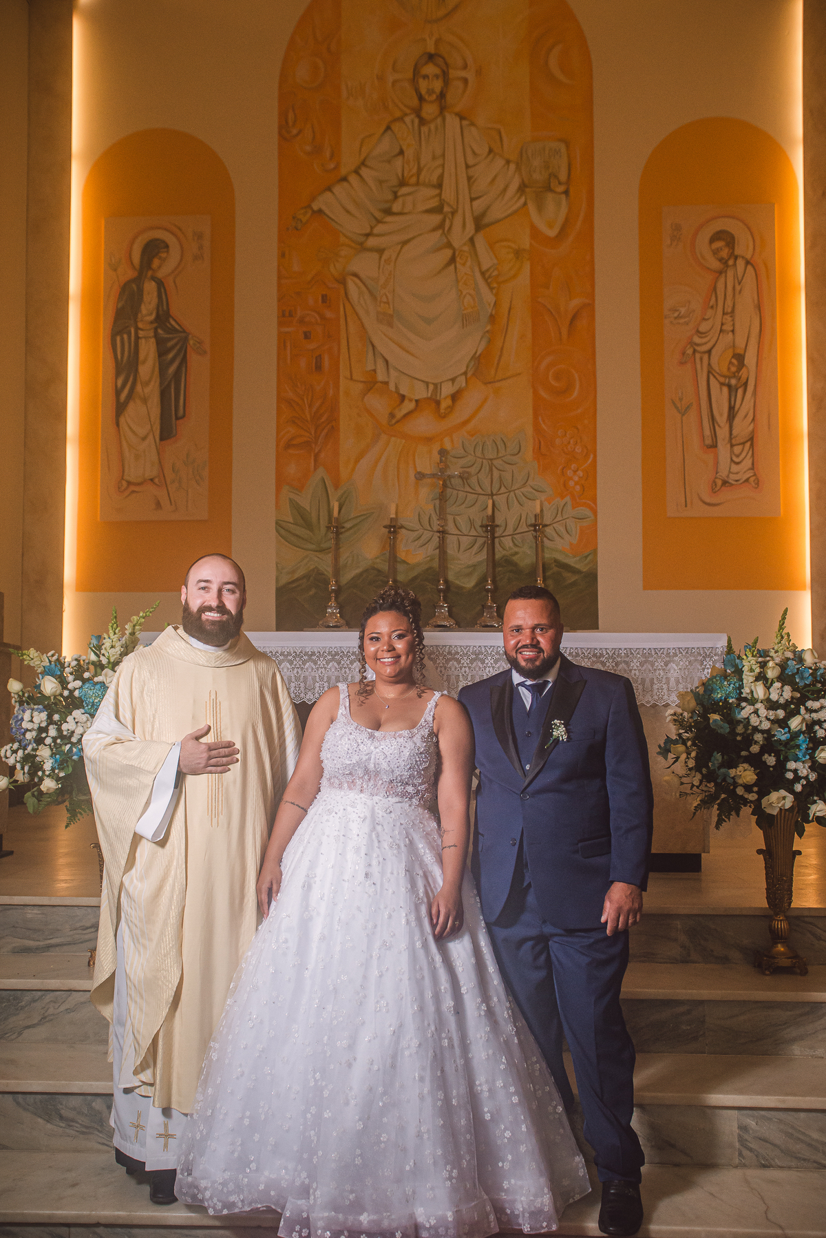 Pose no altar com o padre