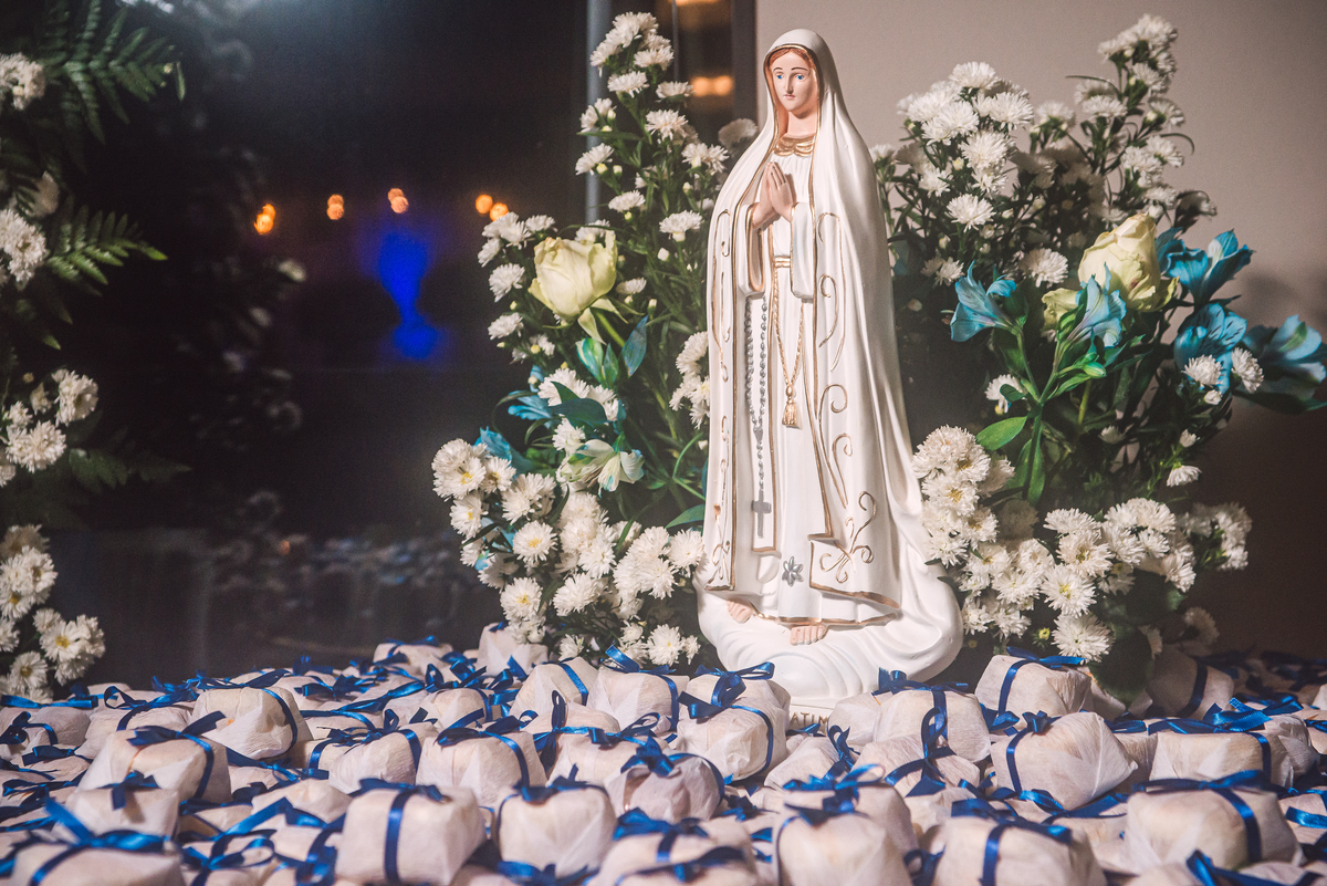 A santa dando sua benção n festa