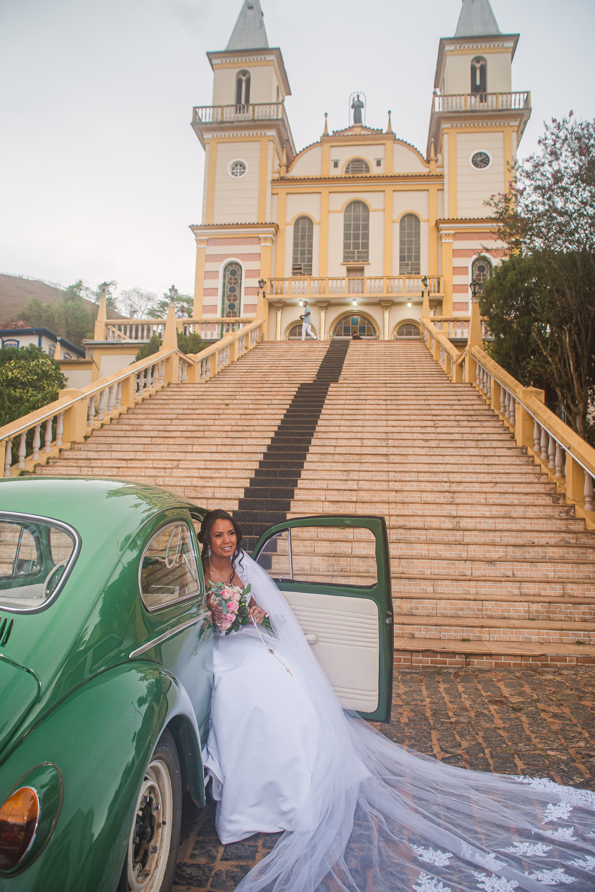 Noiva saindo fusca verde na Igreja de Cipotânea 