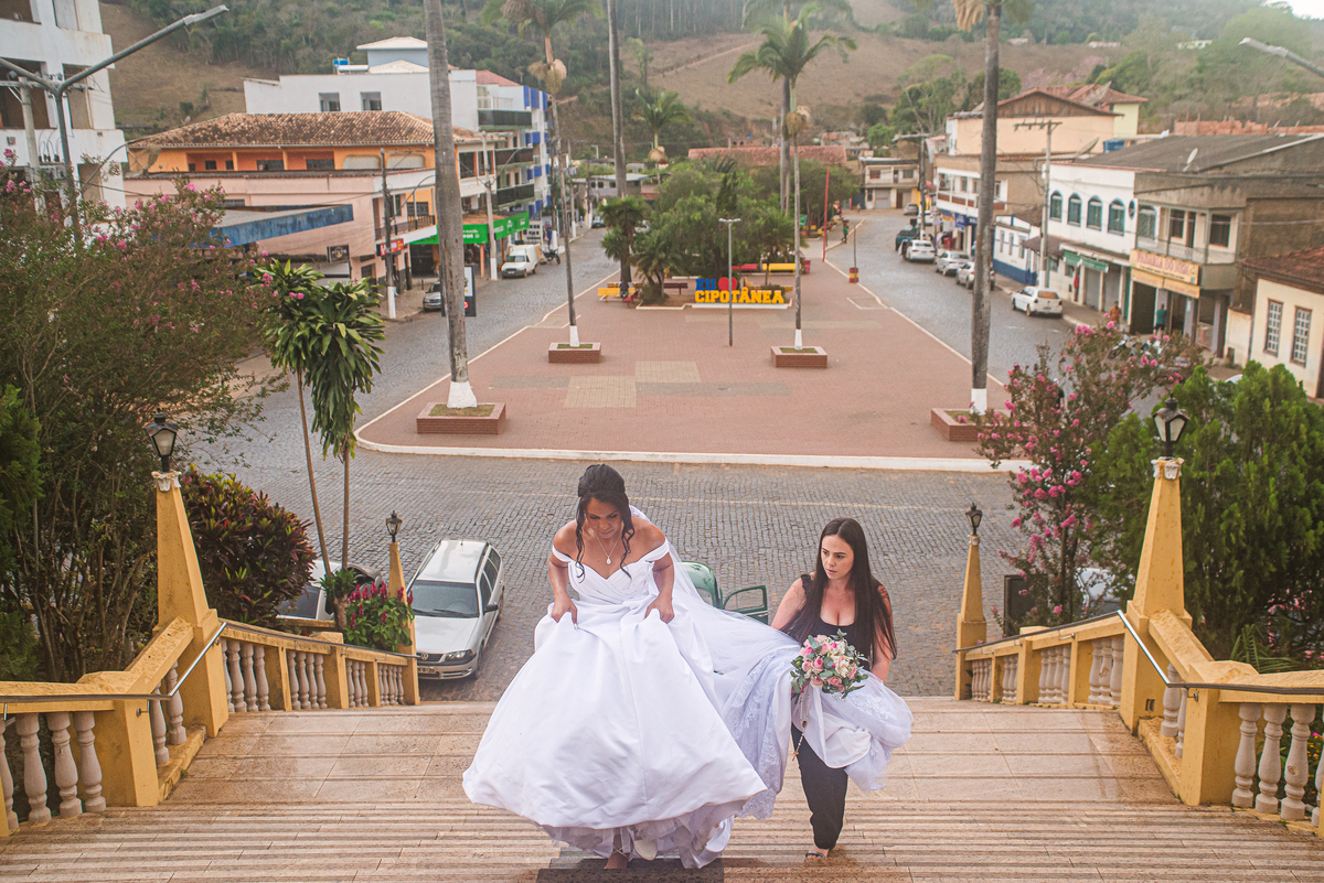 Noiva subindo a escadaria da igreja