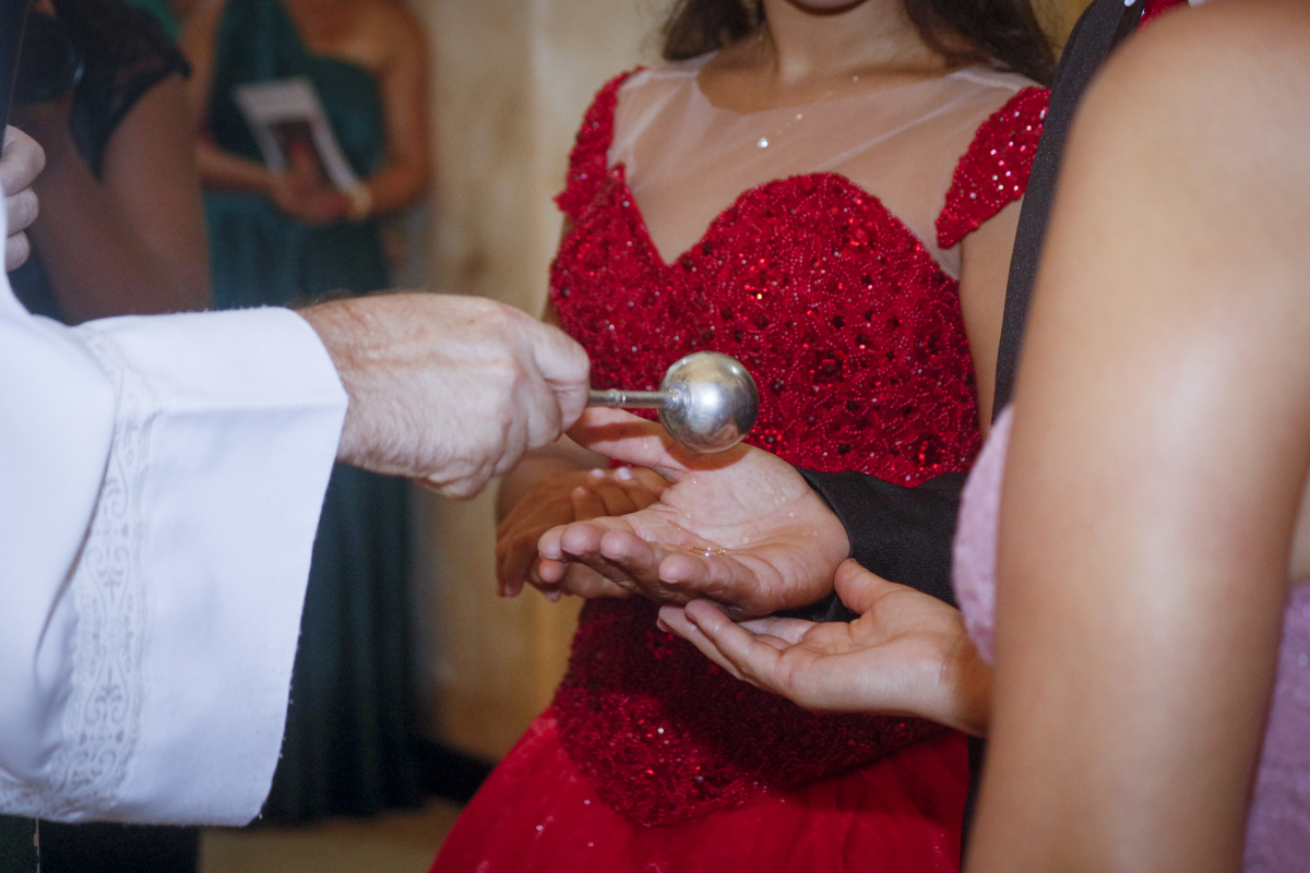 Ana Luíza recebendo a benção do anel de 15 anos