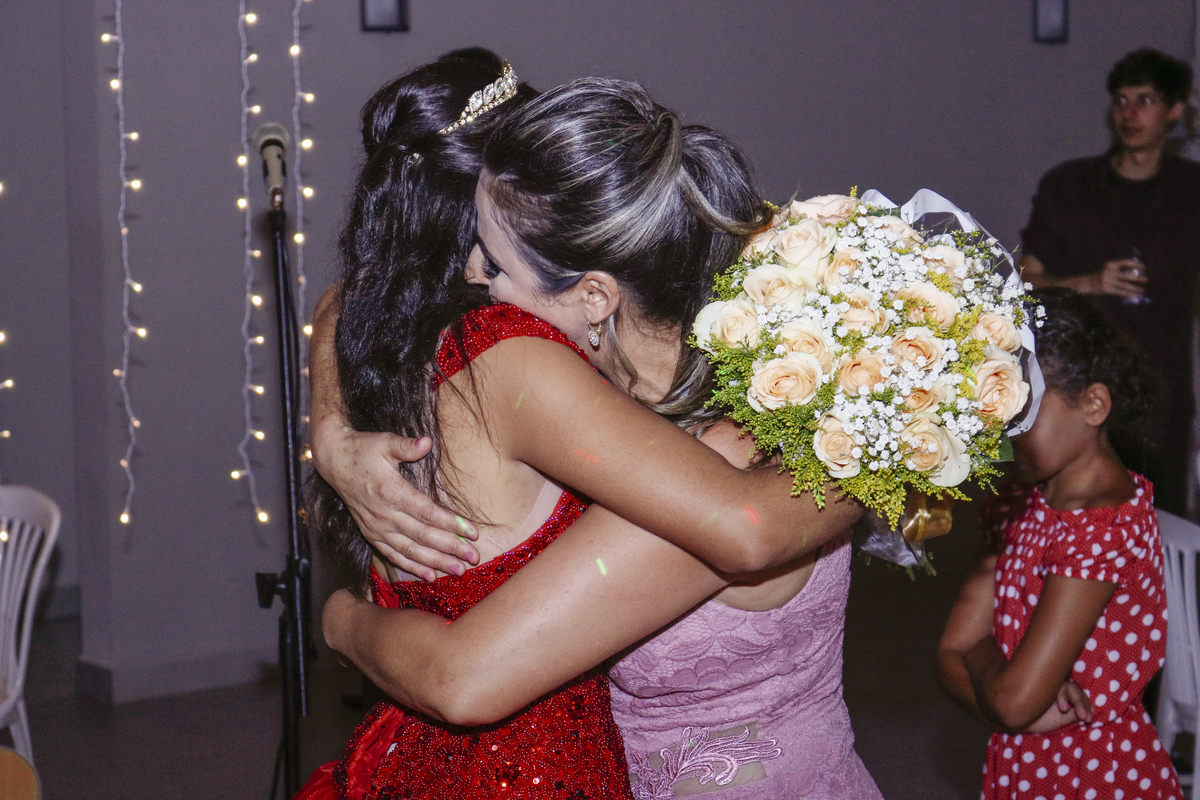 Ana Luíza abraçando sus mãe (Ana Claudia)