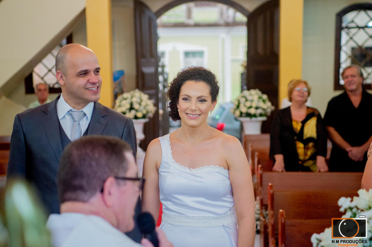 cacilda e júnior noivos com padre felizes