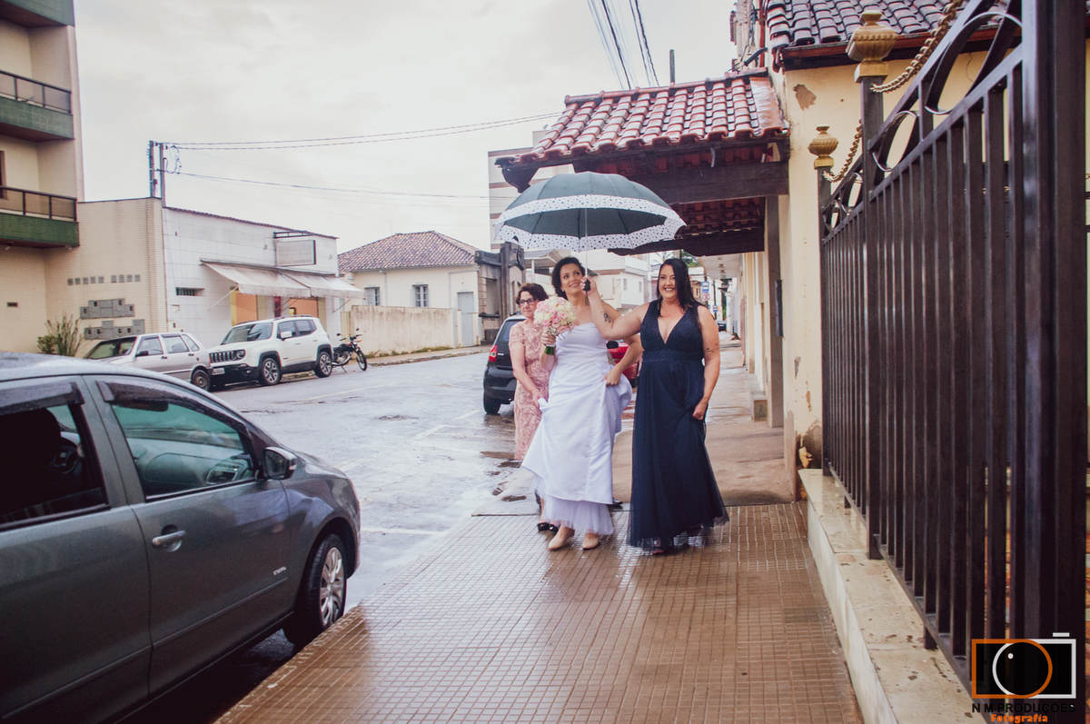 cacilda e júnior noiva andando na frente da igreja